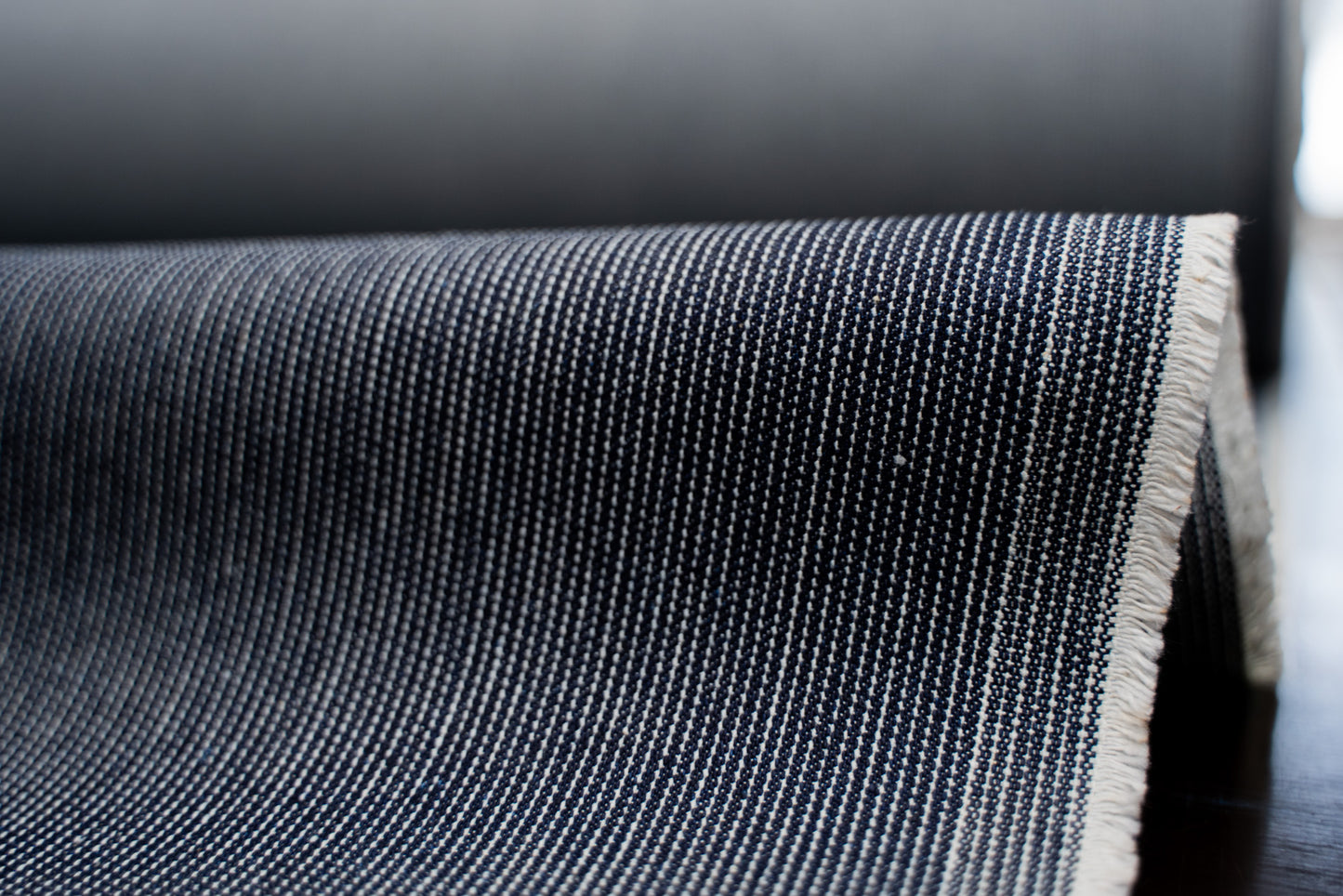D-018 dunkelblauer Indigo Selvage Denim mit weißen Streifen (13 oz) – Stoffrolle mit sichtbarer Webkante und Köperstruktur