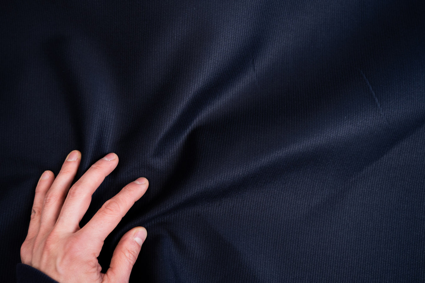 dunkelblauer Indigo Selvage-Stoff (16 oz) – Vorder- und Rückseite im Vergleich