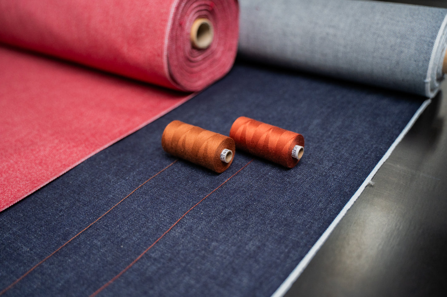 Jeans Starter Set 1 – heller Indigo Selvage Denim auf Rolle mit roter Rückseite und 2 kupferfarbenen Garnspulen, weiße Webkante