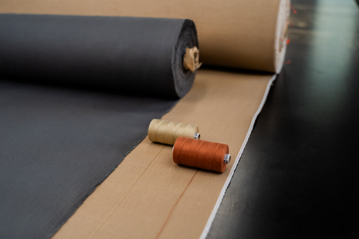 Jeans Starter Set 7 – schwarzer Selvage Denim auf Rolle mit brauner Rückseite, 2 Garnspulen (Sand und Kupfer)